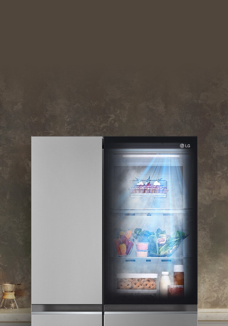 Vista frontal del refrigerador InstaView, luz encendida. Se puede ver el contenido por la puerta. DoorCooling emite luz azul.