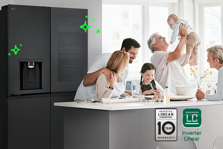 Miembros de una familia reunidos frente al refrigerador.