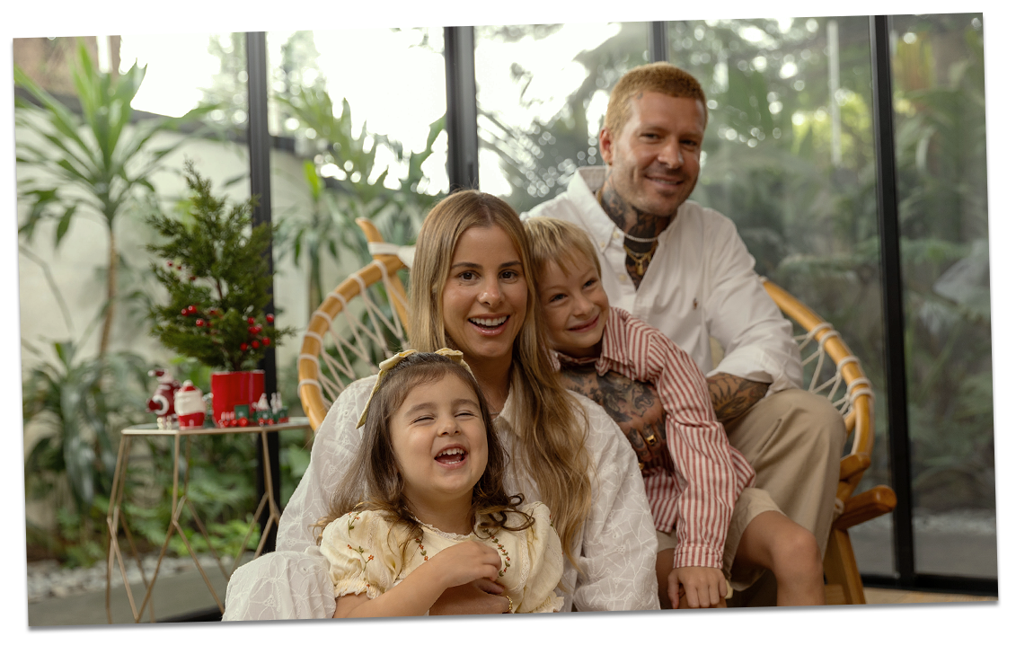 Una familia disfruta de unas vacaciones acogedoras y memorables. Una pareja y sus hijos sonríen.