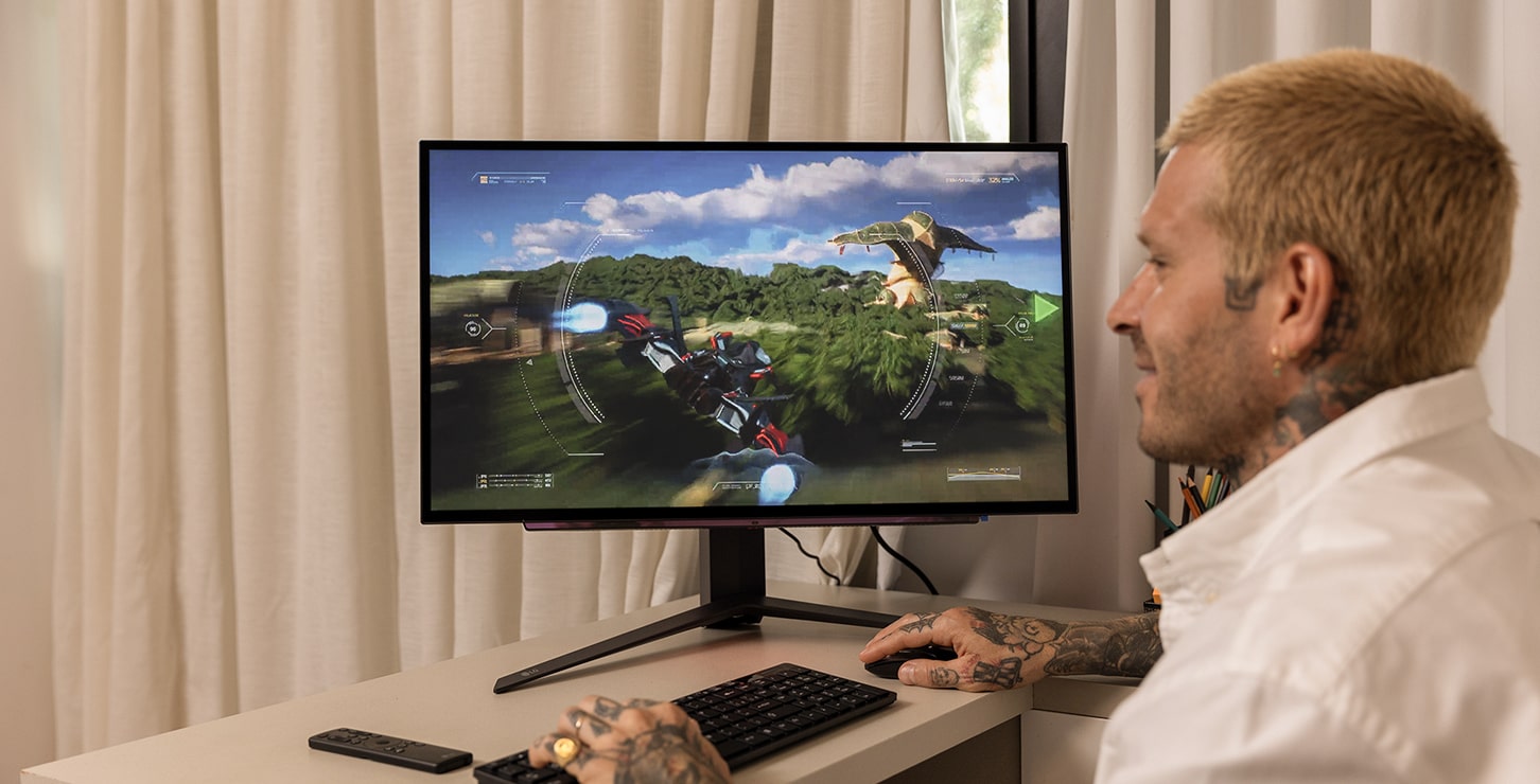 Un hombre está jugando con el monitor LG UltraGear.