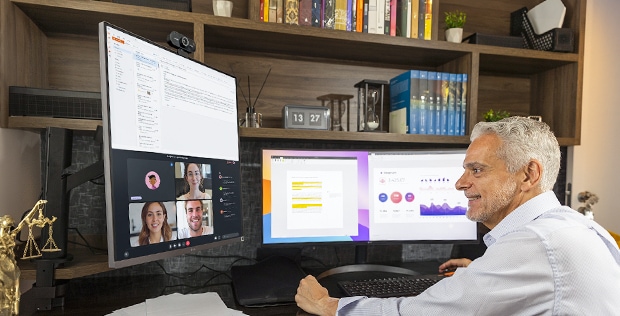 Luis trabajando en home office con el monitor LG UltraWide y Ergo DualUp.