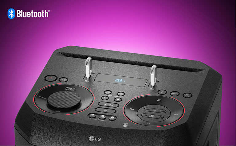 Una vista cercana de los controles en la parte superior de LG XBOOM, con dos USB conectados. El logo de Bluetooth mostrado en la esquina superior izquierda.