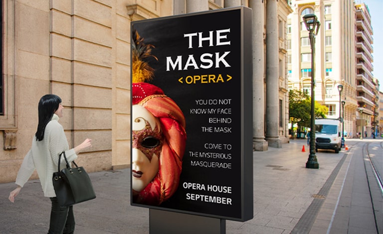 Una pantalla tan alta como una persona se instala a la altura de los ojos en la calle, y una mujer que pasa por delante ve un anuncio de ópera de calidad de imagen nítida en la pantalla.