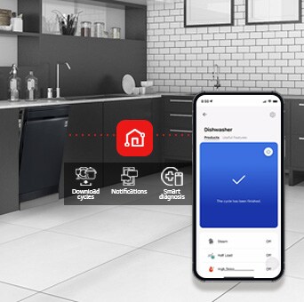 Interior de la cocina con el lavavajillas independiente parcialmente abierto y la app LG ThinQ™ mostrando la notificación de ciclo completo.