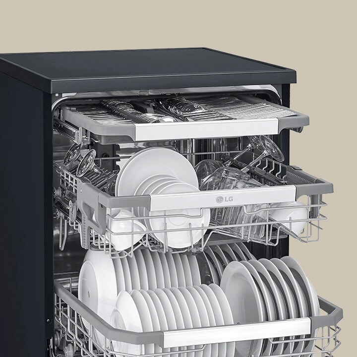Mostrando cómo se disponen los utensilios en la 3ª bandeja de un lavavajillas de libre instalación LG.
