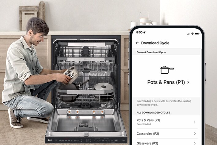 Un hombre sostiene una olla junto a un lavavajillas de libre instalación LG, mientras la app LG ThinQ muestra el ciclo de limpieza completo para ollas y sartenes.