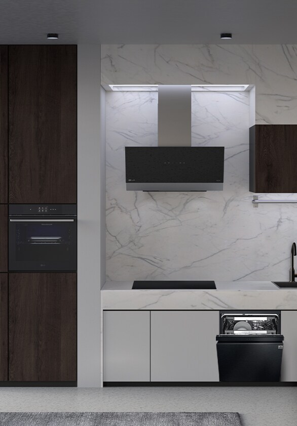 Una cocina con el lavavajillas independiente, el horno, la campana y la placa de inducción LG instalados.