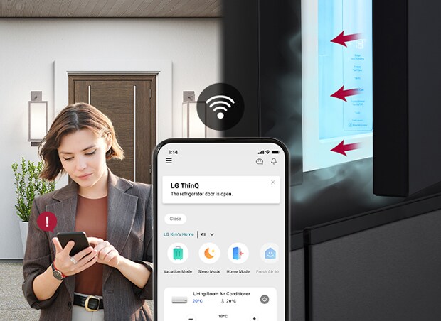 Izq: mujer fuera de la casa. Derecha: puerta del refrigerador abierta. Centro: celular con notificaciones de app LGThinQ.