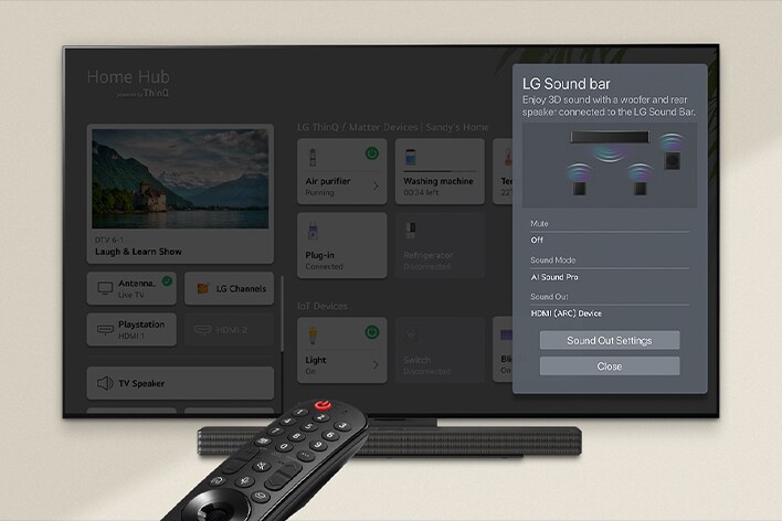 Control LG apunta hacia un LG TV con LG Soundbar debajo. El LG TV muestra el menú de la interfaz WOW en la pantalla.