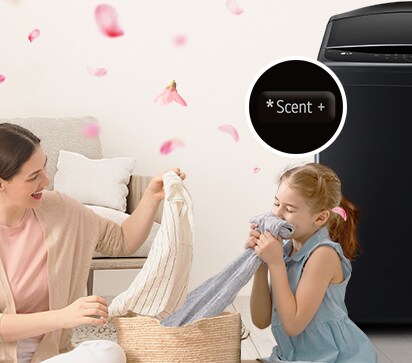 Una mujer y un bebé huelen el aroma de la colada.