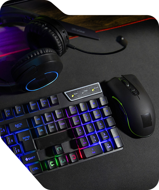 Equipo gamer con teclado, mouse, auriculares y mousepad.