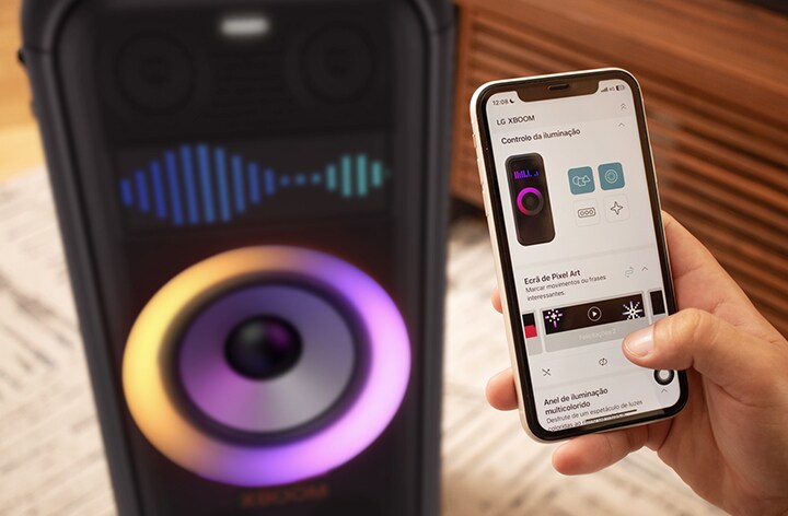 Un hombre configura el altavoz LG XBoom desde su móvil, ajustando la iluminación y creando arte pixelado.