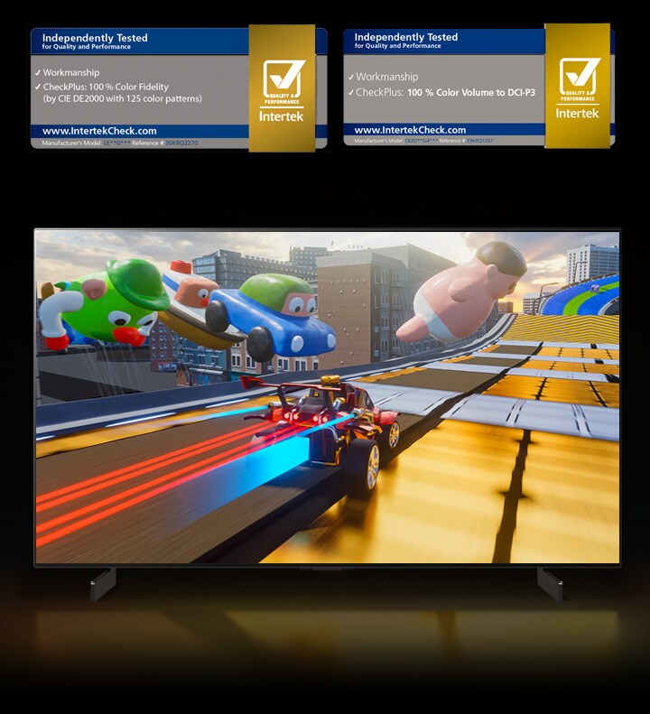 Una escena colorida de un coche de carreras de juguete acelerando en la pista en un mundo de juguetes. Arriba se muestran dos certificados diferentes de 100% de fidelidad de color y 100% de volumen de color para DCI-P3".
