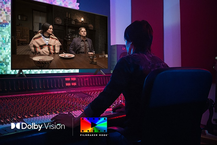 Un director frente a un panel de control que edita la película “Asesinos de la luna” en una LG OLED TV. En la parte inferior izquierda, el logotipo de Dolby Vision y el logotipo de FILMMAKER MODE.