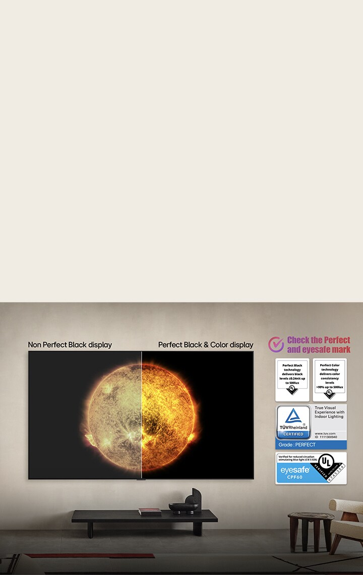 Sala de estar con una LG OLED TV montada en la pared. En la TV, se muestra una cadena montañosa bajo un cielo nocturno oscuro lleno de estrellas. Esta escena está dividida por la mitad. Una mitad muestra una versión más opaca y gris del paisaje, etiquetada como: Pantalla sin Perfect Black. La otra mitad muestra una imagen más atractiva con un mayor rango dinámico de negros y blancos. Esta mitad dice: Pantalla negro perfecto. También puede verse el logotipo de certificación: La tecnología Negro Perfecto ofrece niveles de negro inferiores o iguales a 0,24 nit y hasta 500 lux. A su lado, hay un globo de texto que dice: Verifica la marca de certificación Negro Perfecto. A continuación, se ve en la TV un colorido loro en definición ultraalta. A su alrededor hay gotas de agua suspendidas en el aire. La imagen muestra un Color Perfecto, ya que cada tono diferente del cuerpo del loro es vibrante y vívido. El fondo oscuro con salpicaduras de agua detalladas también resalta cómo la pantalla está libre de reflejos. Se observan diferentes certificaciones de logotipos de UL e Intertek. Estos se refieren a su 100 % de fidelidad de color, 100 % de volumen de color y su afirmación de ausencia de reflejos. También se observa un texto; verifica la marca de certificación Color Perfecto.