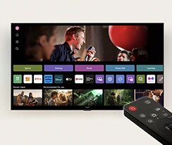 Interface webOS de LG con AI Magic Remote en primer plano. Las imágenes en miniatura en la interfaz del usuario muestran recomendaciones de contenido personalizadas de AI Voice ID.