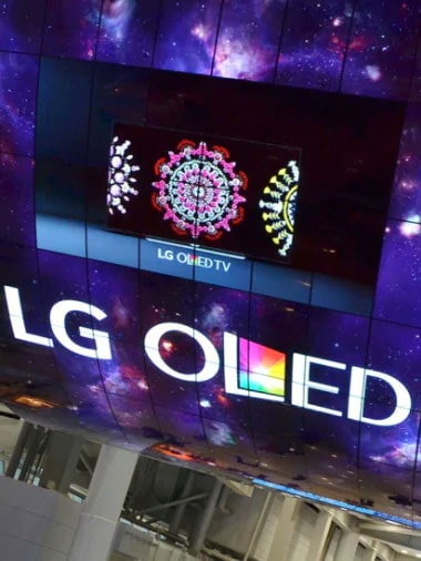 Una instalación de pantalla OLED curva que dice &quot;LG OLED&quot;