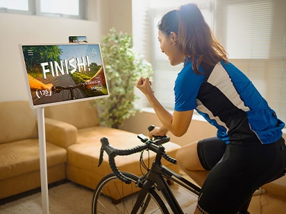 StanbyME está situado en medio de una tienda de bicicletas. Está mirando hacia atrás.