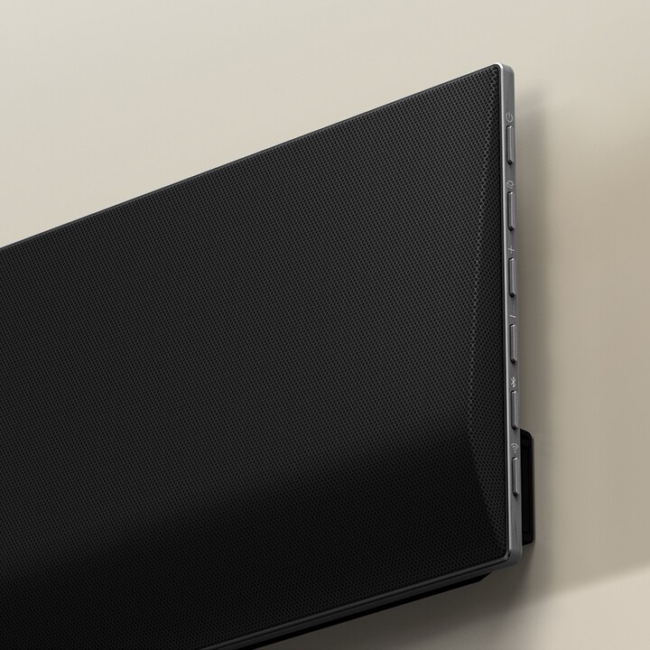 Primer plano de la barra de sonido LG contra la pared.