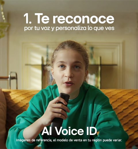 Niña hablando por un control remoto