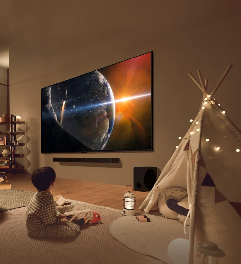 Televisor con barra de sonido LG en Sala de estar con un niño mirando y una carpa
