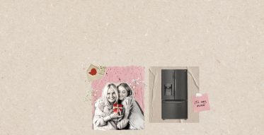 Imagen de mamá e hija con un regalo y Nevecon LG en fondo beige