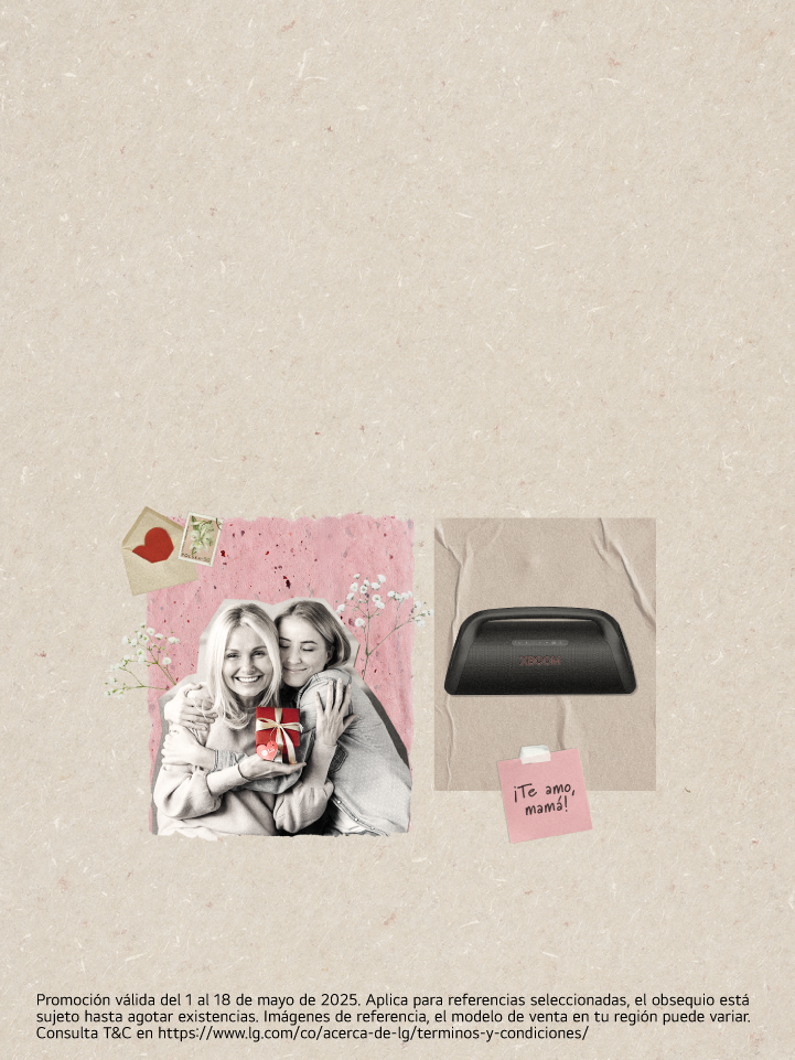 Imagen de mamá e hija con un regalo y parlante Blueooth en fondo beige