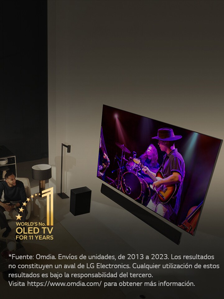 Una perspectiva aérea de un hombre y una mujer que ven un concierto en un gran televisor OLED en un apartamento moderno. El emblema “Televisor OLED número 1 del mundo desde hace 11 años” aparece en la imagen. Aviso legal: “Fuente: Omdia. Envíos de unidades, de 2013 a 2023. Los resultados no constituyen un aval de LG Electronics. Cualquier utilización de estos resultados es bajo la responsabilidad del tercero. Visita https://www.omdia.com/ para obtener más información”.