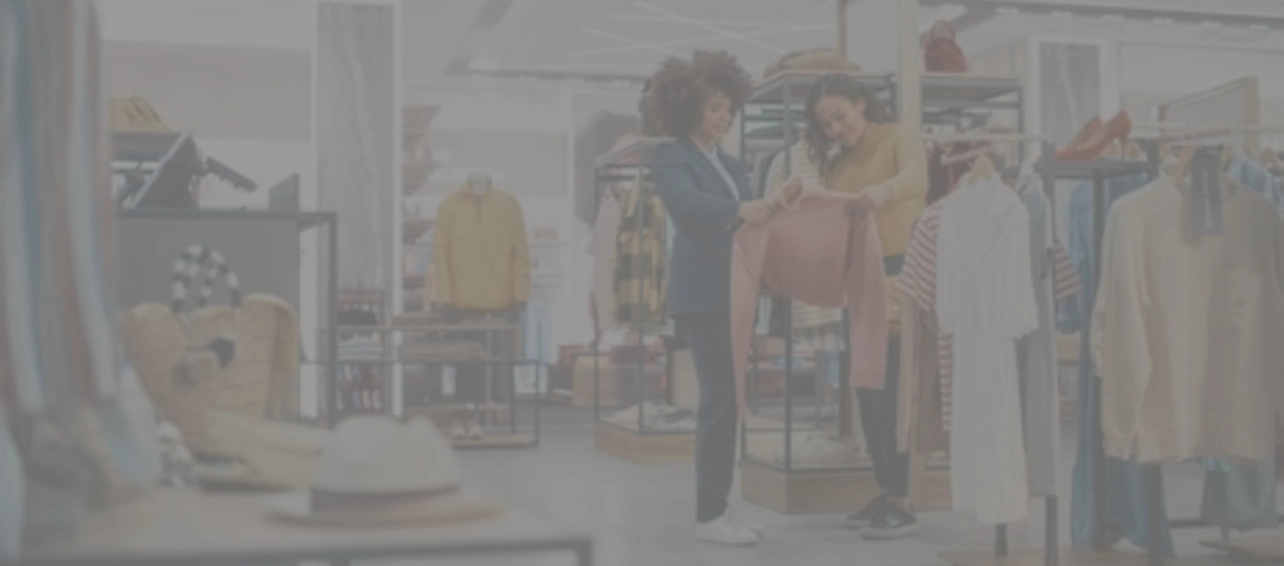 Dos mujeres en una tienda de ropa