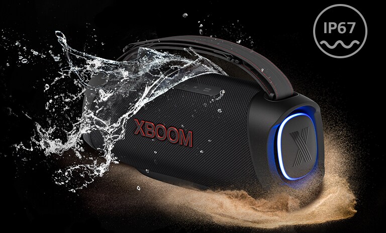 Los LG XBOOM Go XG8T están situados en un espacio infinito. Uno muestra que es resistente al agua y el otro que es resistente al polvo.