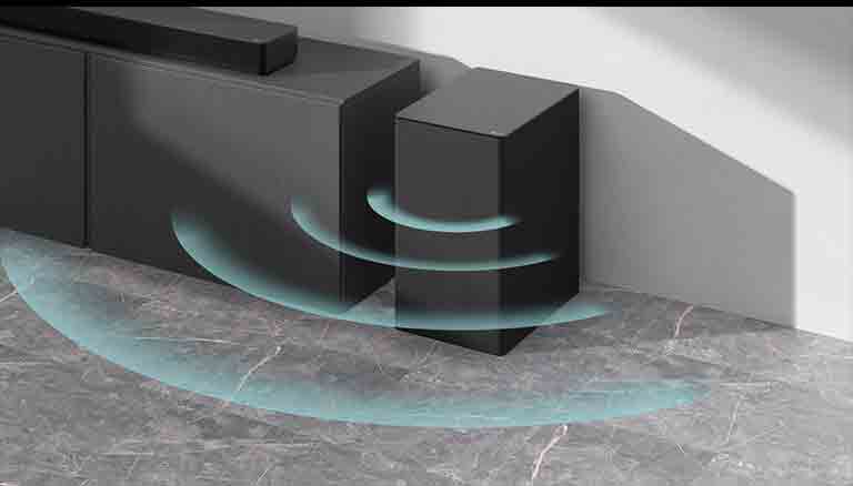 Hay una barra de sonido en el gabinete. Junto a un subwoofer inalámbrico en el suelo. Gráficos de sonido azules salen del subwoofer.