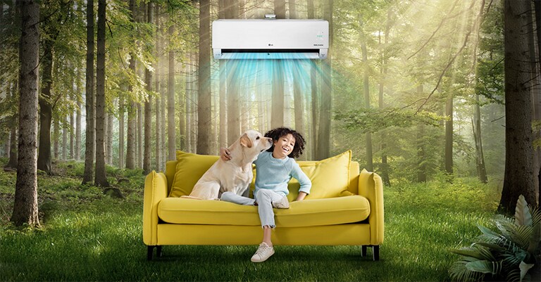 Los niños y las mascotas están felices sentados en el sofá del bosque, disfrutando del viento del aire acondicionado como el viento natural.