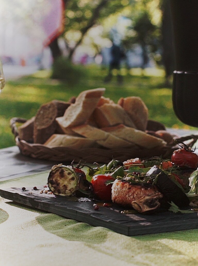 Una mesa con una variedad de platos, como en un restaurante de lujo.