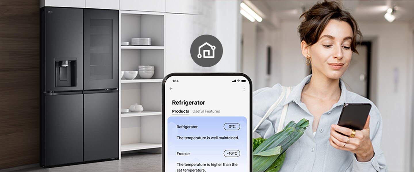 La imagen de la derecha muestra a una mujer con una canasta de compras mirando su teléfono celular. La imagen de la izquierda muestra  la vista frontal del refrigerador. En el centro de las imágenes hay un icono que muestra la conectividad entre el teléfono y el refrigerador.