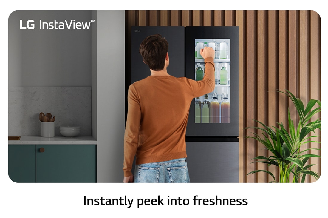 Hombre toca la puerta del Nevecon French Door InstaView Door-In-Door LG GM95SXV