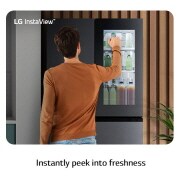 Hombre toca la puerta del Nevecon French Door InstaView Door-In-Door LG GM95SXV