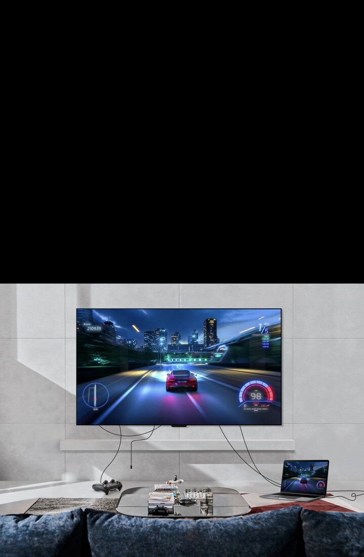 LG SIGNATURE OLED M4 montado en la pared de una sala de estar y una consola de juegos y una computadora portátil conectada por cables desordenados a lo largo de la habitación. La consola y la computadora portátil se desvanecen y luego aparecen cuidadosamente organizadas con una Zero Connect Box sobre una mesa. Aparece una señal de Wi-Fi roja y se emite un rayo rojo hacia el televisor y emergen círculos rojos.