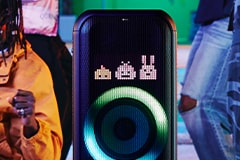 Imagen del XBOOM con un teléfono inteligente que muestra su capacidad de conexión