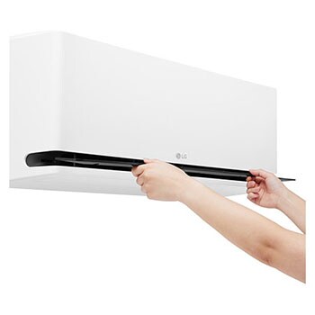 Manos abriendo el aspa inferior de un aire acondicionado LG para limpieza o mantenimiento.