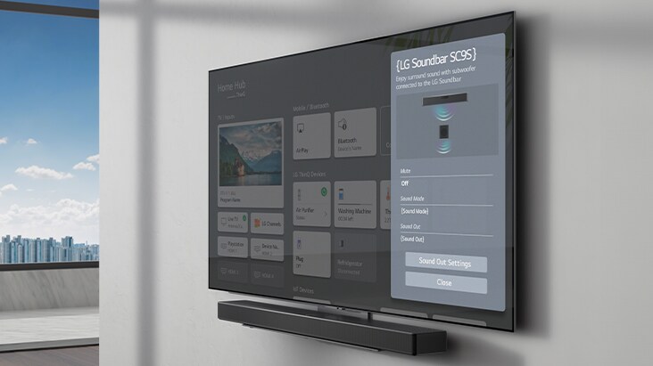 La pantalla de configuración de la barra de sonido LG SC9S se ve en el televisor montado en la pared. La barra de sonido también está colgada en la pared justo debajo del televisor.