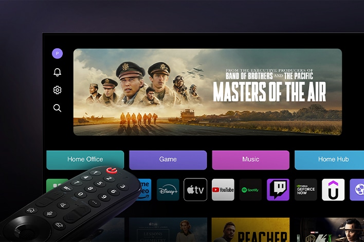 El LG Magic Remote apunta a un LG TV en el que aparece la pantalla de inicio de WebOS. 
