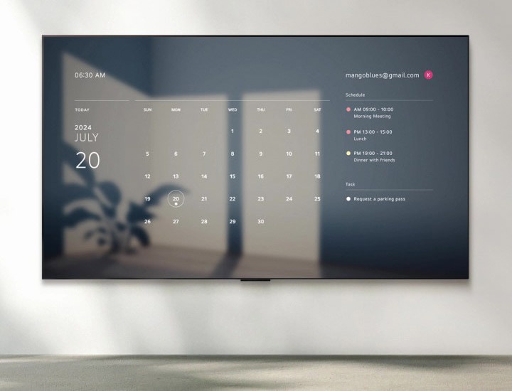 En un LG TV aparece la imagen de un amanecer con la hora, la fecha, el tiempo y la temperatura, y el texto “Buenos días”. Un globo de diálogo con el texto “Hola LG” aparece y desaparece, seguido de un globo de diálogo con el texto “Muéstrame la programación de esta semana”. La pantalla se desvanece para mostrar un calendario de Google y la programación diaria.