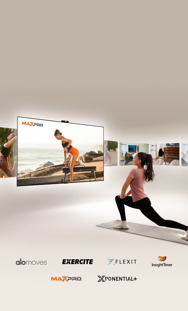 Una mujer está en posición de zancada sobre un tapete de yoga frente a un LG TV. El TV pasa por videos de Exercite, Xponential, Alo Moves, FLEXIT, Insight Timer y Maxpro.