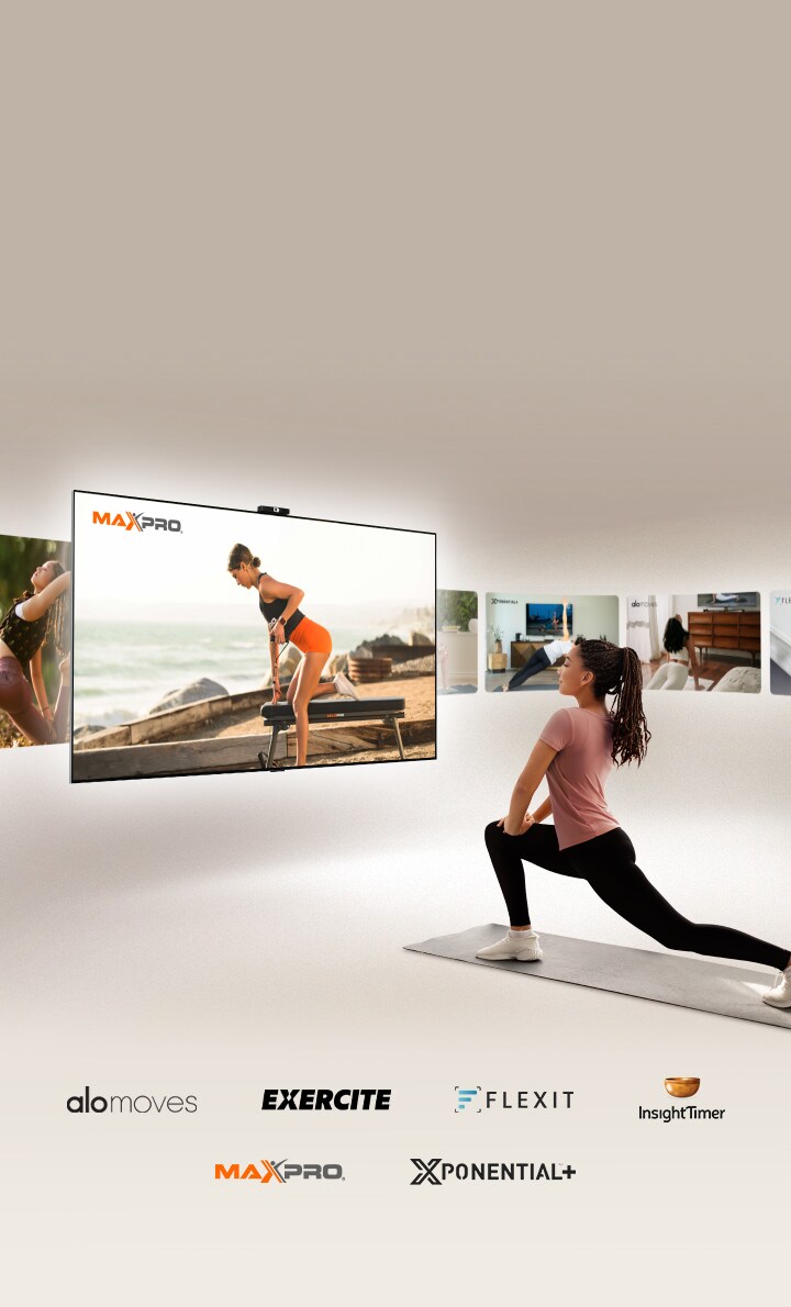 Žena je v pozici výpadu na jógové podložce před televizorem LG. V televizoru se střídají videa společností Exercite, Xponential, Alo Moves, FLEXIT, Insight Timer a Maxpro.
