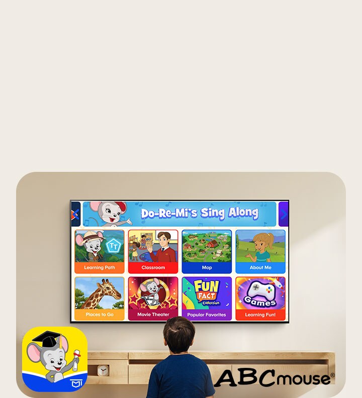 Malý chlapec sedí na podlaze a sleduje vzdělávací obsah na ABCmouse. 