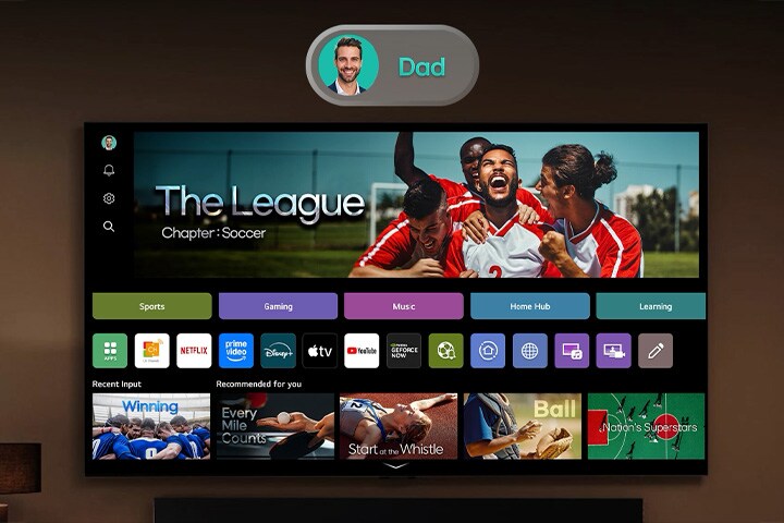 LG Smart TV s domovskou obrazovkou webOS vpravo a plovoucím profilovým obrázkem vlevo, který přechází z otce na matku, zdůrazňující personalizované uživatelské účty a doporučení obsahu na míru.