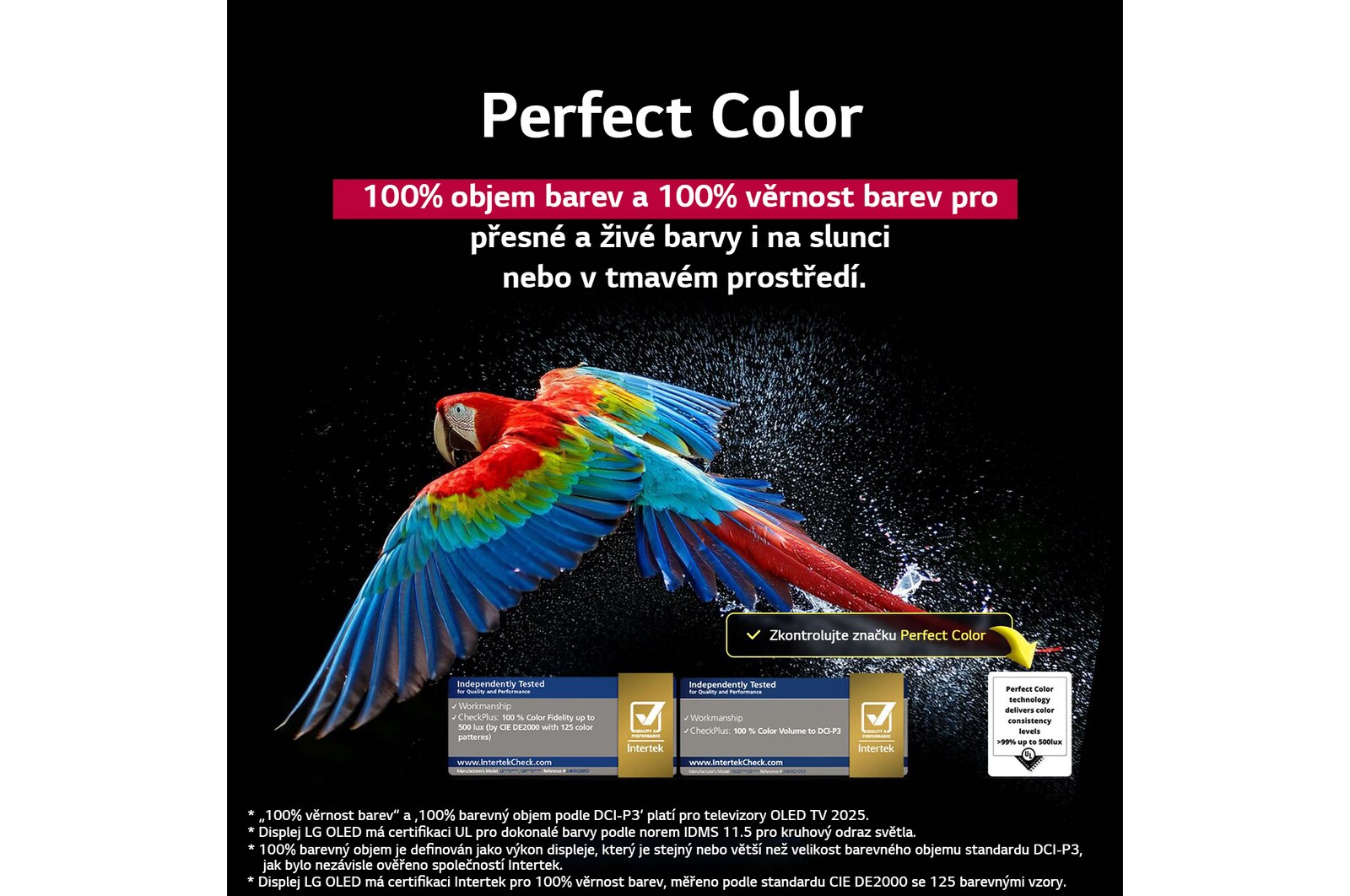 Barevný papoušek v ultra vysokém rozlišení na černém pozadí. Všude kolem se ve vzduchu vznášejí kapky vody. Obrázek je ukázkou technologie Perfect Color, kdy každý odstín na těle papouška je výrazný a zářivý. Jsou vidět různá loga certifikací UL a Intertek. Týkají se 100% věrnosti podání barev a 100% barevného objemu. Je také vidět text Podívejte se na značku certifikace Perfect Color.