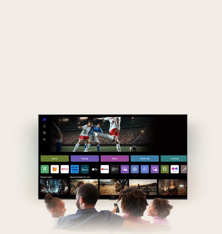 Čtyřčlenná rodina u televizoru LG AI TV. Kolem osoby, která drží dálkový ovladač, se zobrazí kruh s jejím jménem. To ilustruje, jak AI Voice ID rozpoznává hlasový projev každého uživatele. Rozhraní systému webOS pak ukazuje, jak umělá inteligence automaticky přepne účet a doporučí personalizovaný obsah.