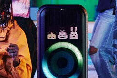 Snímek zařízení XBOOM se smartphonem pro znázornění konektivity	