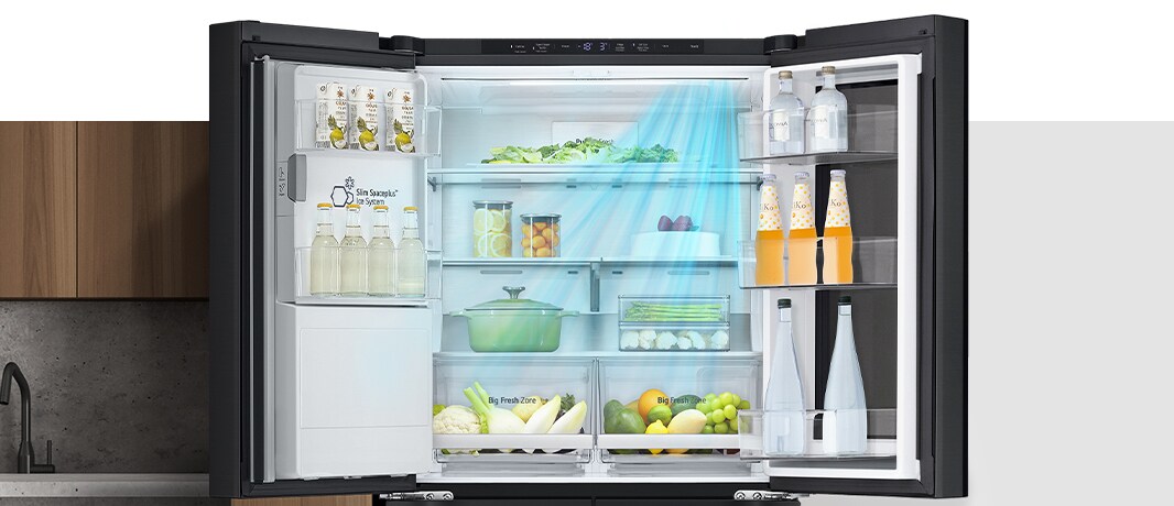 Otevřená chladnička LG s uspořádanými potravinami, lahvemi a zásuvkami, rovnoměrně chlazená modrým světlem DoorCooling™.